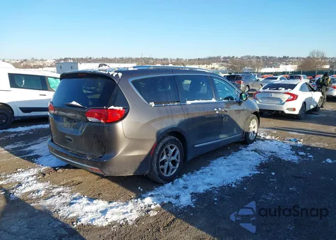 2017 Chrysler Pacifica Touring-L Plus z USA, uszkodzony, nr VIN 2C4RC1EG1HR647700